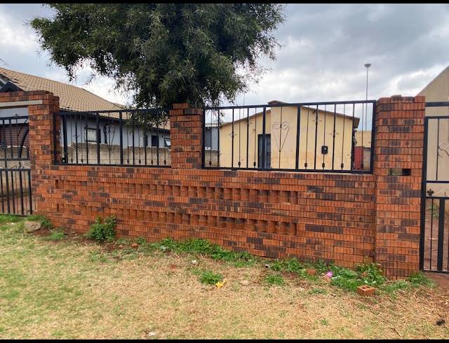 2 BEDROOM HOUSE FOR SALE IN VOSLOORUS EXT 14